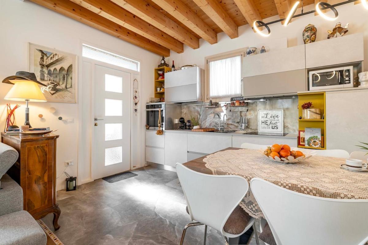 Сasa de vacaciones Stylish House Near With Parking