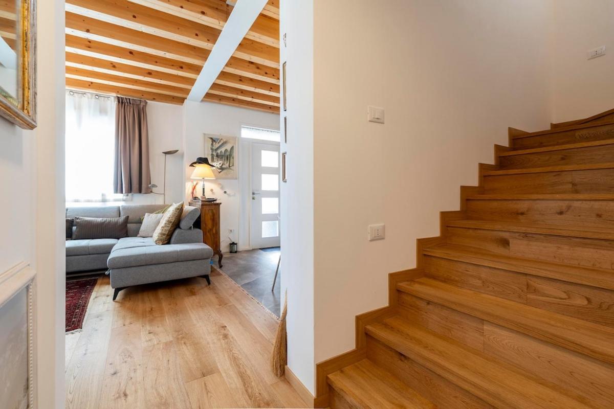Stylish House Near With Parking *